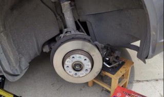 朗逸刹车分泵如何复位 首先拆卸车轮将刹车分泵复位