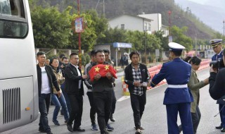 异地骨灰盒怎么带回家 在外地怎么带骨灰回家