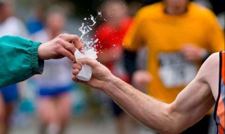 马拉松补水最佳方法 跑马拉松应该怎么去注意补水