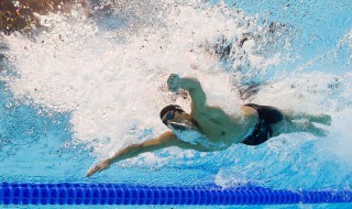 自由泳两侧换气的技巧 自由泳如何两侧换气