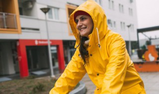 雨衣脏了用什么方法清洗干净 雨衣脏了清洗干净的方法