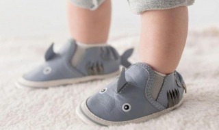 怎么教宝宝自己穿鞋子 如何教宝宝自己穿鞋子