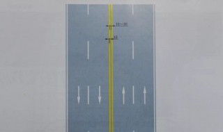 交通标线双黄实线中间加宽带斜线是什么意思 双黄实线中间加宽带斜线是什么