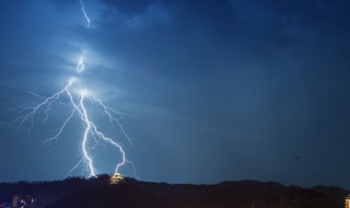 闷雷滚动的拼音 闷雷滚动的解释