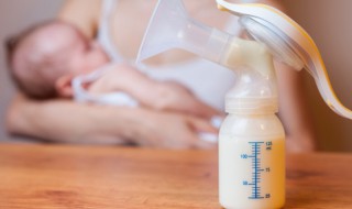母乳挤到玻璃奶瓶能放多久 母乳挤到玻璃奶放的时间介绍