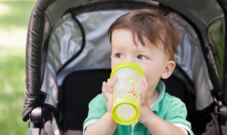 儿童能不能用pu水杯（夏季宝宝可以用塑料水杯喝水吗）
