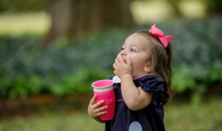 怎样教孩子培养自己的自信心（怎样教孩子培养自己的自信心和自信心）