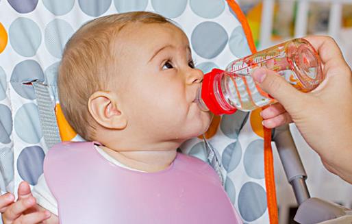 宝宝不爱喝水 你可以试试这种方法