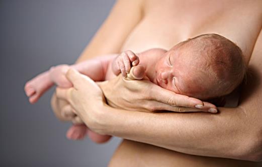新生儿奶粉喂养量多少合适（新生儿喂养奶粉的量是多少?）