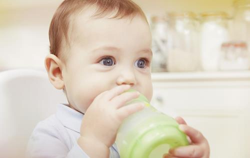 4个月宝宝吃奶量多少算正常 四个月的宝宝吃多少奶量算正常