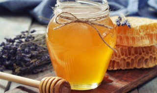 蜂蜜放冰箱储存方法冬季（蜂蜜存放方法应该放冰箱里吗）