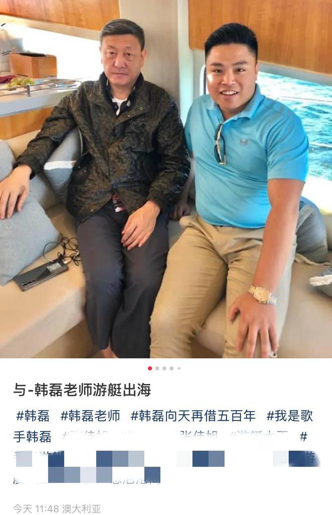 54岁韩磊现身国外，与友人乘游艇出海游玩，手拿雪茄超有范儿