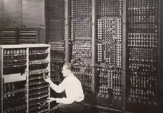 John von Neumann于1945年6月发表名为“关于EDVAC的报告草案”的总结报告