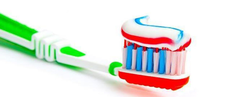 为什么彩条牙膏挤出来不乱 为什么彩条牙膏挤出来不乱呢