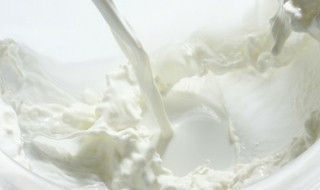 新鲜牛奶结块什么原因 新鲜牛奶结块什么原因造成的