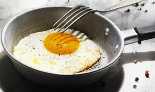 蛋黄能直接煎着吃吗（蛋黄能直接煎着吃吗有毒吗）
