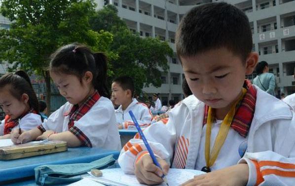 小学数学试卷老师判错100多处，学校拒绝道歉，官方已介入调查