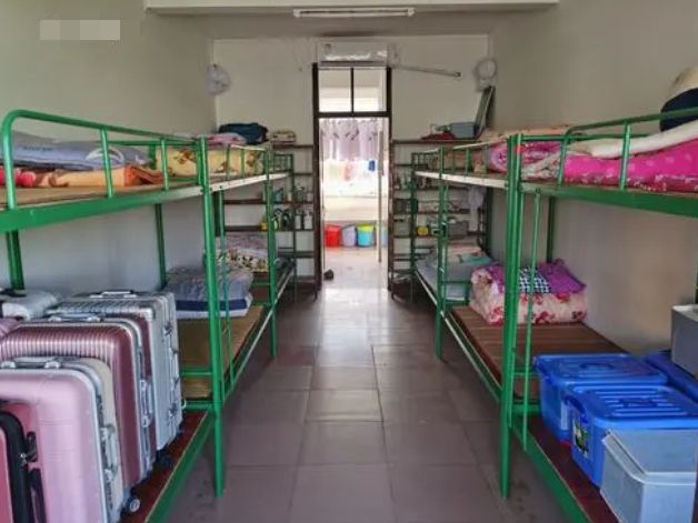 河南一中学女生宿舍住116人，学校称没钱盖楼，教育局回应惹争议