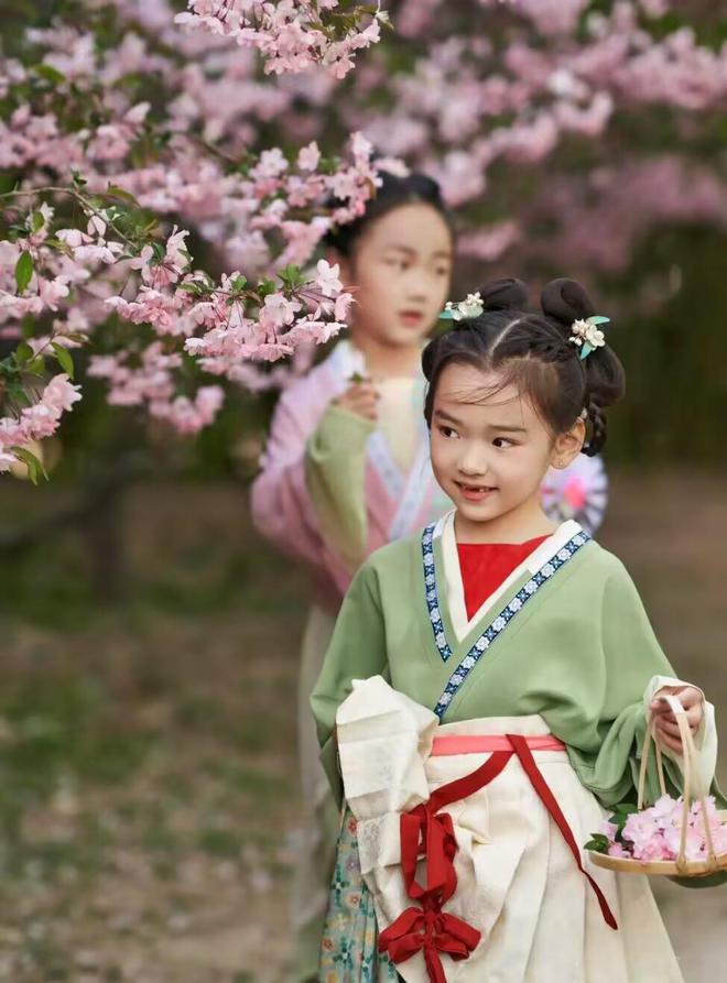 董璇女儿继承了妈妈的美，穿“汉服”美出圈，气质很出众