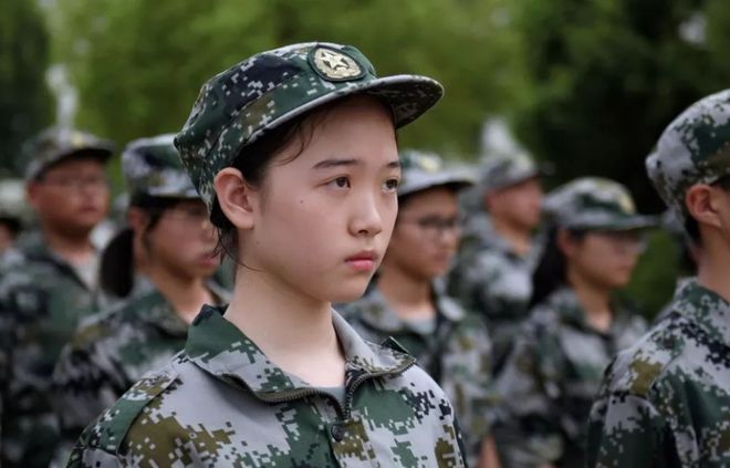 “淋点雨算啥”，中学生冒雨军训老师却打伞围观，评论区三观炸裂