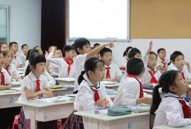 广东一小学收“午休费”，孩子趴桌休息1学期200，网友：穷疯了？