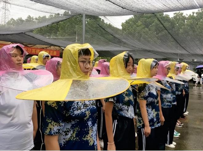 冒雨军训是磨炼学生意志，老师却打伞站在一旁，教育局的回复亮了