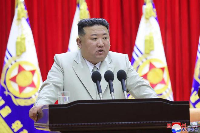 朝鲜宣布发射两枚弹道导弹 
