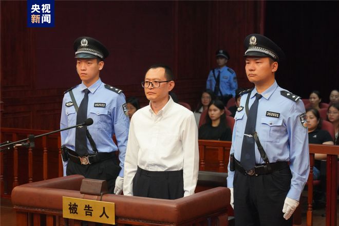 上海市人民检察院原党组书记、检察长张本才受贿一案一审开庭