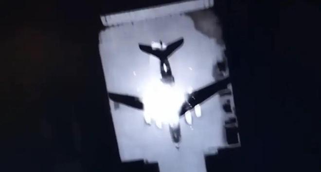 乌军公布无人机袭击俄军机场画面，宣布炸毁两架运输机