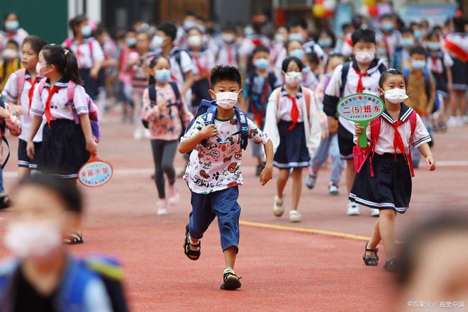 第一批二孩上小学了，入学人数达近年峰值，青岛17万一年级新生