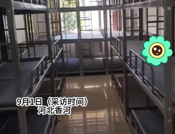 河北一小学午休宿舍一屋住30多人，空间狭窄空气污浊，教体局回应