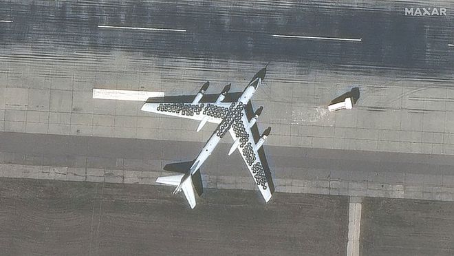 美媒：卫星图像显示，俄军往战略轰炸机上铺轮胎，疑为防止无人机袭击