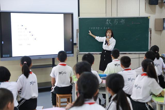 上海一教师给学生补课，毕业后竟遭家长举报，老师怒骂“白眼狼”
