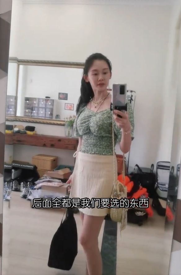 苗苗逛街买衣服，郑恺主动当参谋帮挑选，审美眼光比老婆要好太多