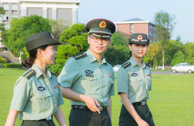 当初多张扬现在就多丢人！刚开学就被军校劝退，背后原因值得深思