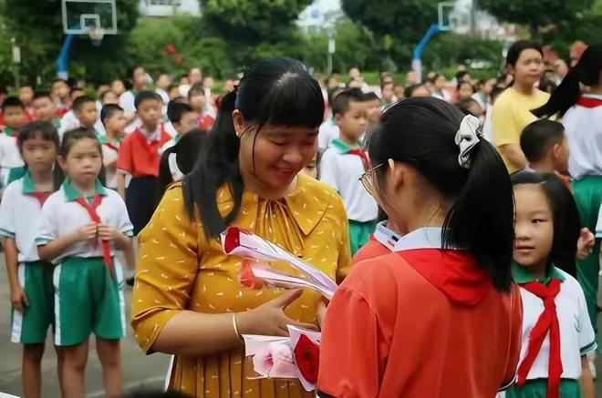 教师节收朵鲜花也不行，老师：赶快取消吧，我们也不稀罕过！