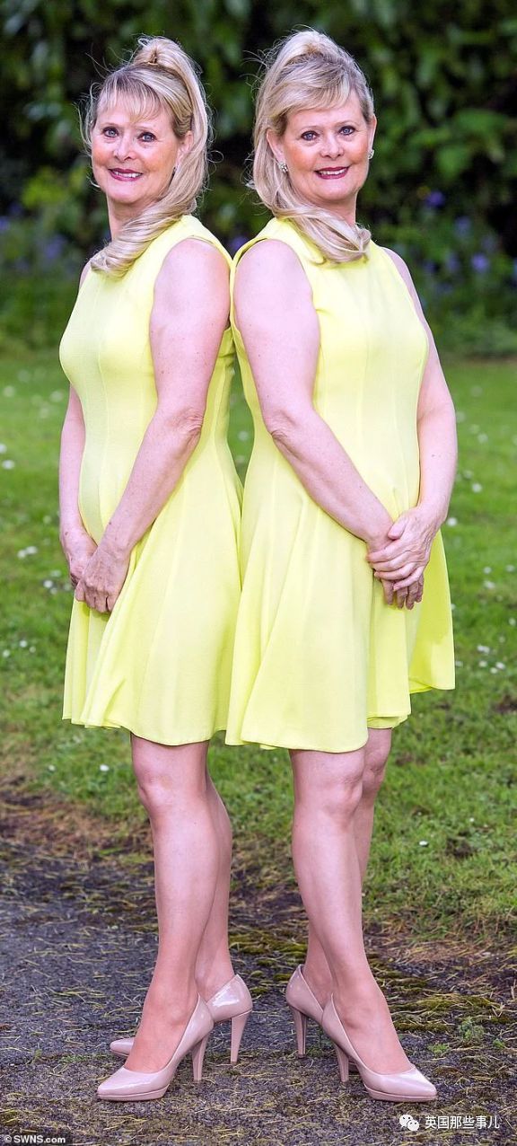 双胞胎姐妹连续23年穿一样的衣服，做什么都一起，同步率惊人啊！
