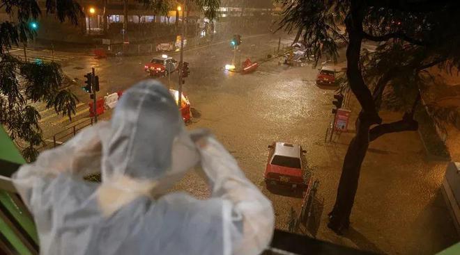 港交所全日停市！香港宣布极端情况至少维持至下午6时；多个地区内涝，有停车场被淹