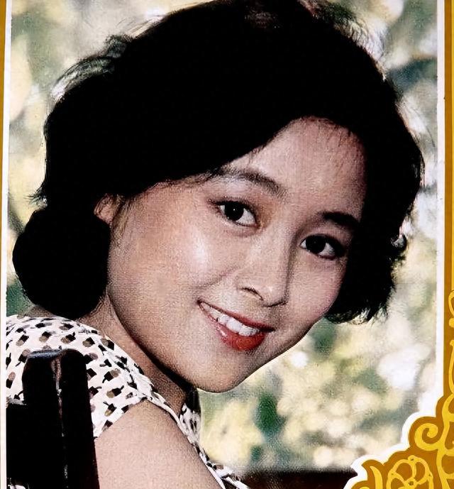她曾比刘晓庆还要红，33岁巅峰期离婚去美国，如今66岁怎么样了？