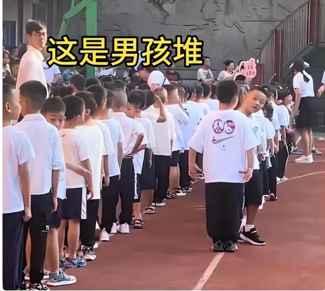 “这学还怎么上”？某小学开学一年级有43个班，家长哭诉卷不动了