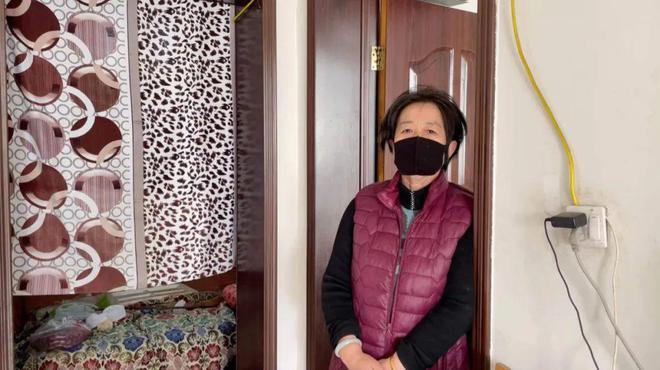 重庆一女子挥舞菜刀袭警 被警察开枪击伤后死亡