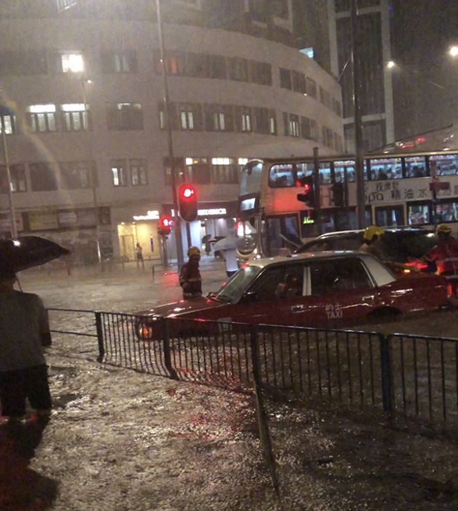 香港暴雨！谭咏麟开电车熄火被困水中，感谢消防员紧急救下爱车