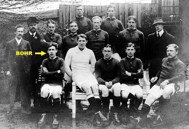 前排最左边的球员就是尼尔斯-玻尔