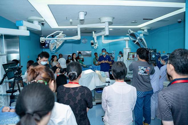 羊水栓塞被称为孕产妇“鬼门关”，上海一妇婴请市民观摩急救演练