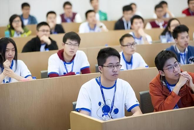 学生投诉老师上课只念PPT！老师称这都是重点，而学校则称不知情