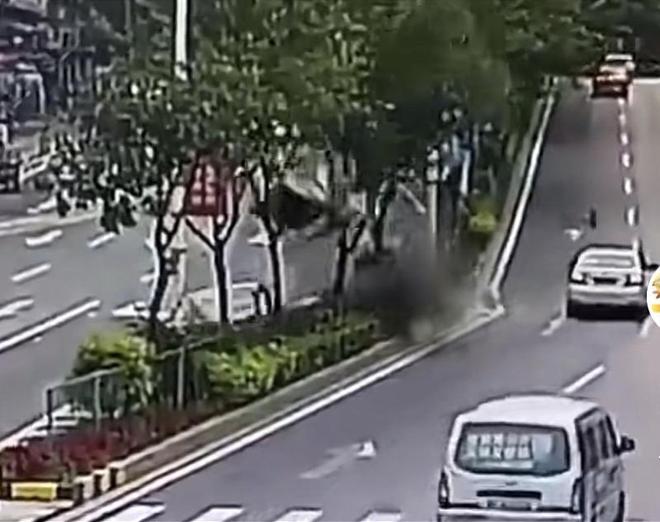广州警方通报男子驾驶特斯拉撞飞骑手：操作不当致两人死亡