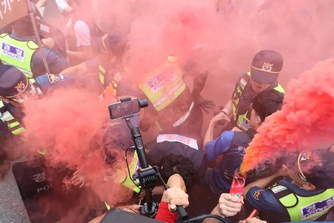 韩国铁路工会罢工第三天！参与者使用红色烟雾弹并与警方发生冲突