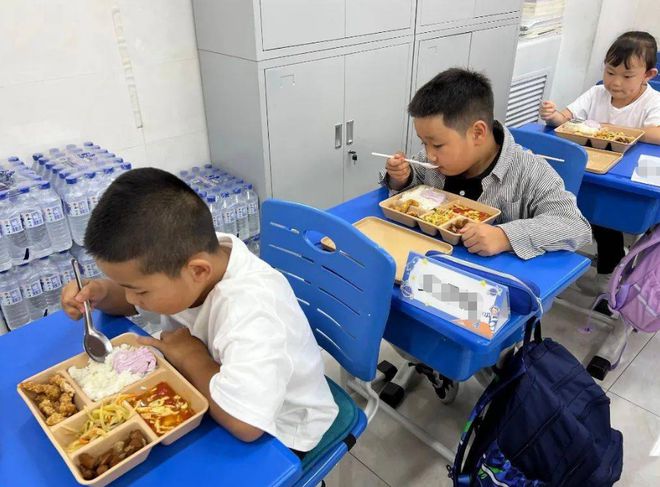 请假辞职去送饭，家长对“预制菜”态度明显，为何学校还执迷不悟