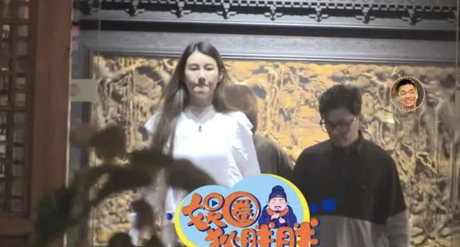 王宝强携女友聚会，不受前经纪人宋喆出狱影响，冯清又高又漂亮