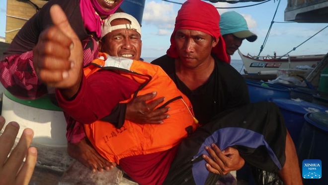中国海军救助两名菲律宾渔民